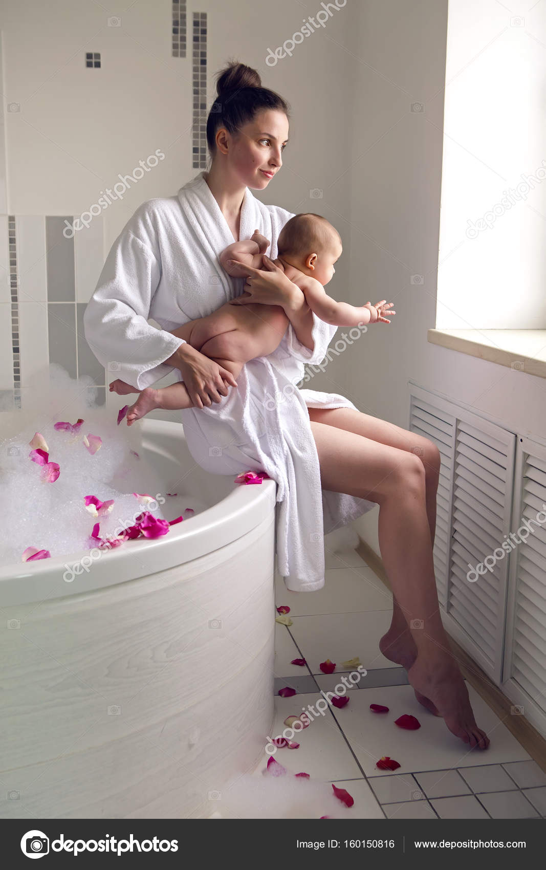 купание малыша. мама моется вместе с сыном. мама в ванной. девушка с мамой в ванной. девушка с мамой в ванной.