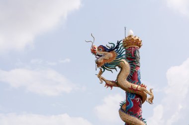 gökyüzü arka plan üzerinde Çince dragon