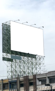 Boş billboard yeni reklam için hazır. Billboard mavi gökyüzü karşı boş, kendi metninizi buraya koy.
