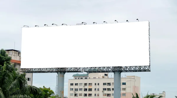 Billboard com tela vazia, contra o céu azul — Fotografia de Stock
