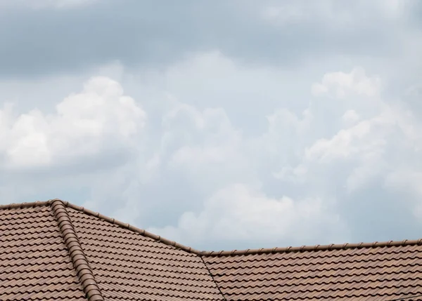 Kahverengi sivri tavan. En iyi alll─▒n kırmızı bir çatı kiremitleri. — Stok fotoğraf