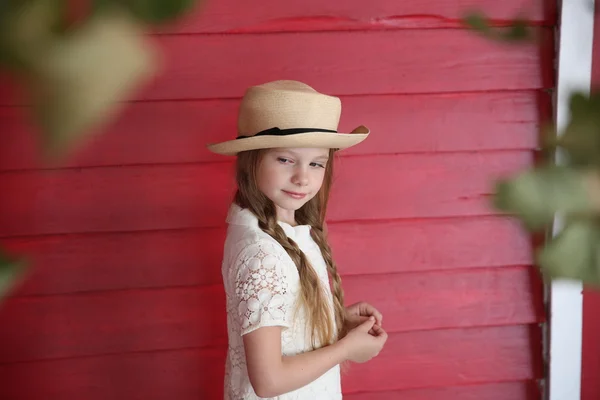 Kızıl Saçlı Kız Beyaz Bir Şapka Kırmızı Ahşap Duvar Arka — Stok fotoğraf