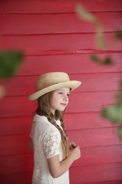 Kızıl Saçlı Kız Beyaz Bir Şapka Kırmızı Ahşap Duvar Arka — Stok fotoğraf