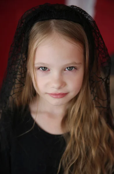 Kızıl saçlı cadı kız