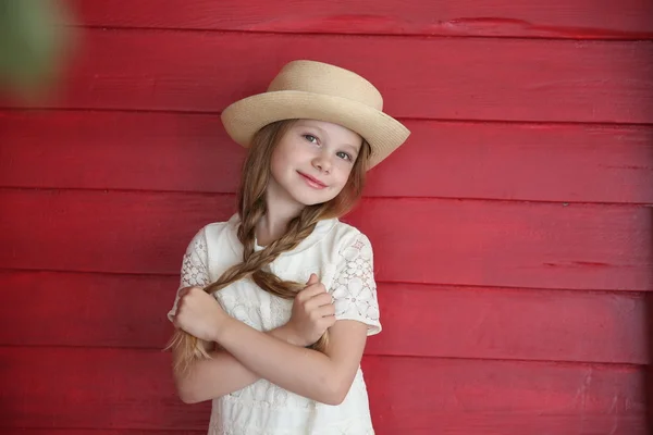 Gadis Berambut Merah Mengenakan Gaun Putih Dengan Topi Latar Belakang — Stok Foto