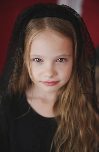 Kızıl saçlı cadı kız