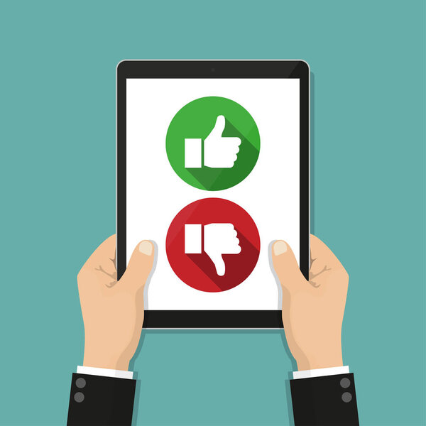 Отзывы о рейтинге сайта и концепция обзора. Рука держит планшет с как и не нравится
