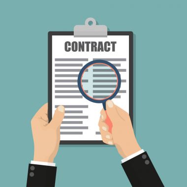 Finansal muhasebe kavram. Büyüteç ile sözleşme tutan işadamı