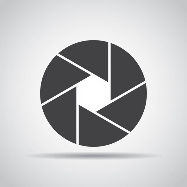 Значок объектива с тенью на сером фоне. Векторная иллюстрация
