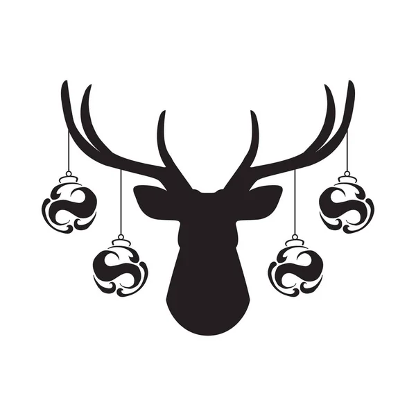 Silueta negra de cabeza de ciervo con astas y con bolas de juguete de árbol de Navidad en cuernos. vector icono plano aislado sobre fondo blanco — Vector de stock