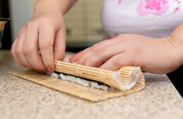 寿司を作る Diy食品 東の料理 台所でのレッスン — ストック写真