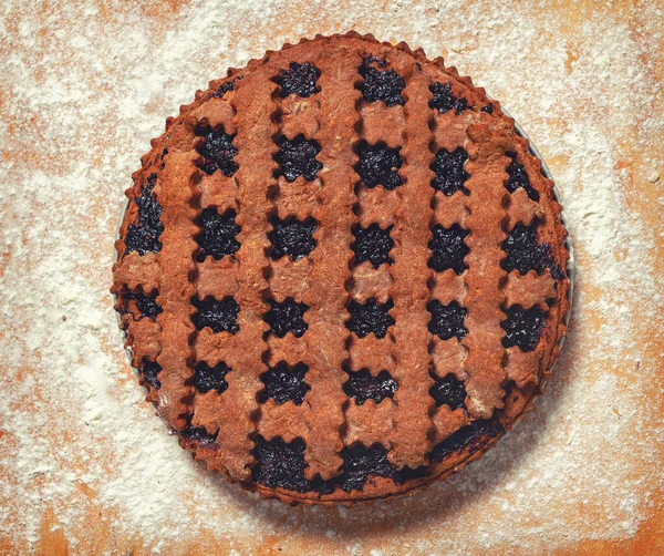 ダーククッキー ココアパイを詰めました 板に小麦粉を振りかける オーブンから新鮮なパイ — ストック写真