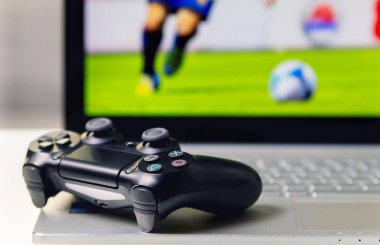 Siyah oyun alanı dizüstü bilgisayarın klavyesinde yatıyor. Oyuncu dizüstü bilgisayar renkli RGB ışıkları, Gamming PC Bilgisayar tasarımınız için hazır. 