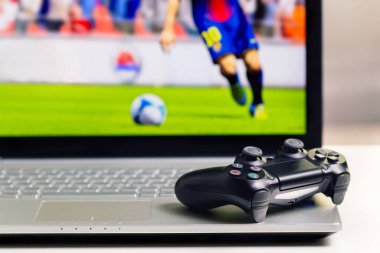 Bilgisayar oyunu denetleyicisi laptopta izole edildi. Siyah oyun sahası bir dizüstü bilgisayarın üzerinde yatıyor. Oyuncu dizüstü bilgisayar renkli RGB ışıkları, Gamming PC Bilgisayar tasarımınız için hazır. Dizüstü bilgisayarı olan oyun denetleyici. 