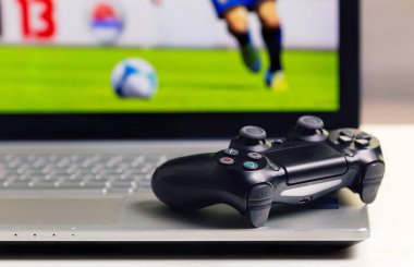 Siyah oyun alanı dizüstü bilgisayarın klavyesinde yatıyor. Oyuncu dizüstü bilgisayar renkli RGB ışıkları, Gamming PC Bilgisayar tasarımınız için hazır. 