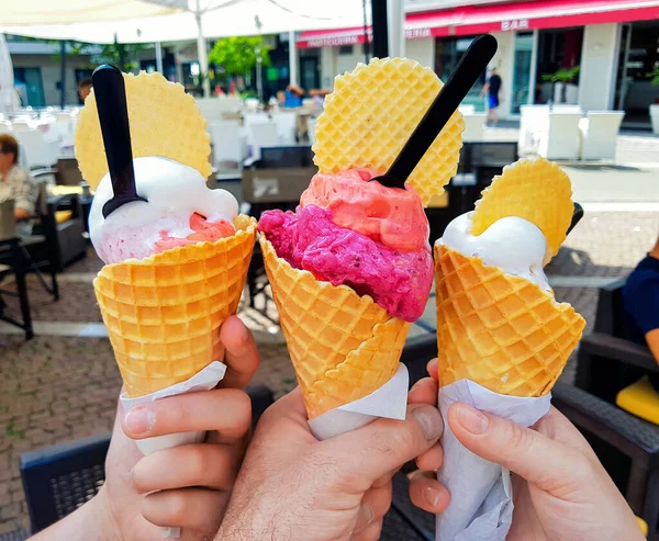 Familie Eet Ijs Zoet Ijs Ijs Hand Close — Stockfoto