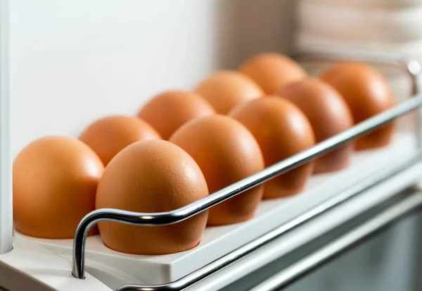 有機鶏の卵は冷蔵庫で新鮮なまま トレイの中の茶色の卵 有機鶏の卵は冷蔵庫で新鮮なまま — ストック写真