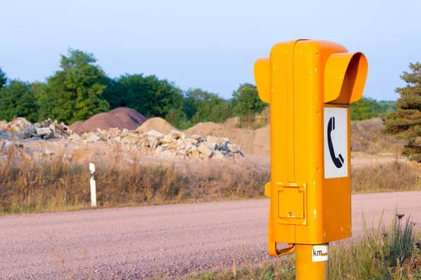 Alemán sos call box en un camino vacío — Foto de Stock