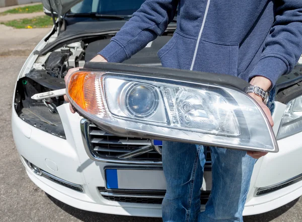 bir arabadan Far kaldırır