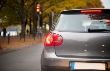 araba kırmızı ve sarı ampul üzerinde duruyor