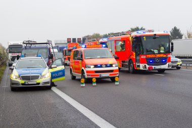 Otoban a2 üzerinde Alman acil servis arabaları duruyor