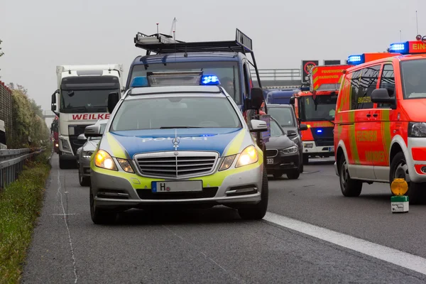 Německé policejní auto stojí na dálnici a2 — Stock fotografie