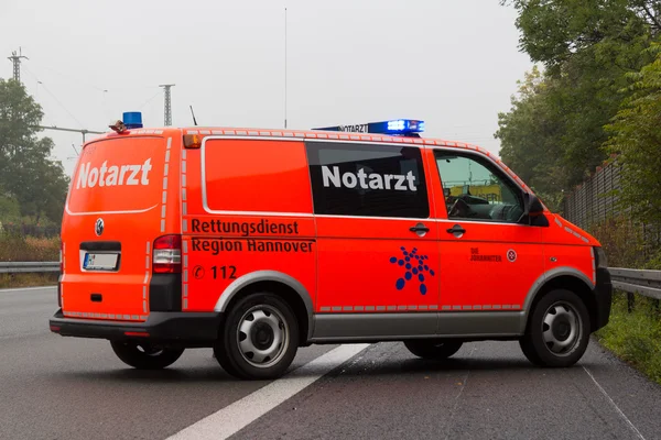 Coche médico de emergencia alemán se para en la autopista a2 — Foto de Stock