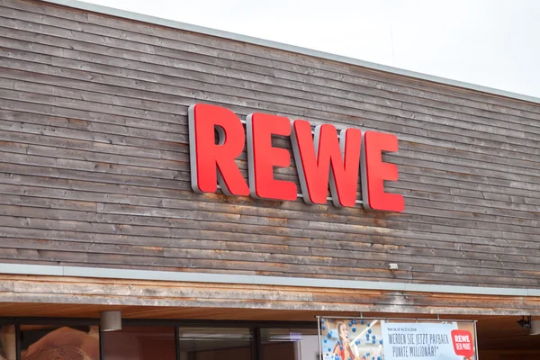 Филиал немецкой сети супермаркетов, REWE — стоковое фото