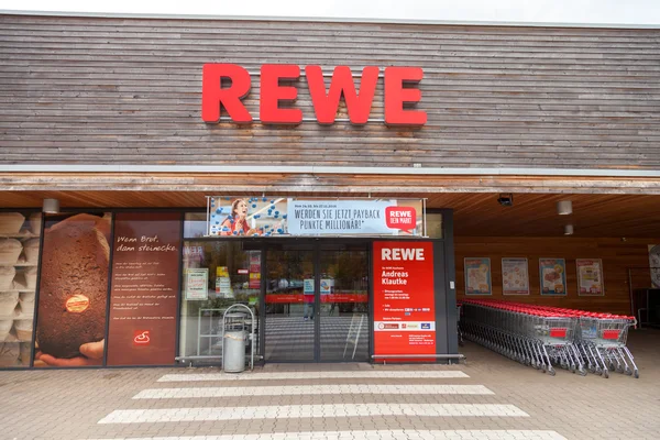 Filial de la cadena alemana de supermercados, REWE — Foto de Stock