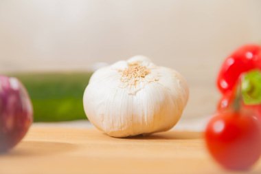 Beyaz sarımsak bir gemide diğer sebze ile yatıyor.