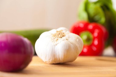 Beyaz sarımsak bir gemide diğer sebze ile yatıyor.