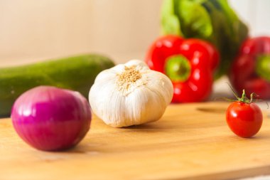 Beyaz sarımsak bir gemide diğer sebze ile yatıyor.