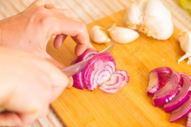 soğan ile diğer sebze kesme tahtası üzerinde kırpılmış