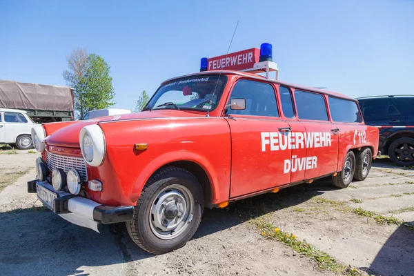 Allemand spécial version trabant feuerwehr (service d'incendie) se tient sur le spectacle oldtimer — Photo