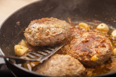 Üç et burger patates bir tavada