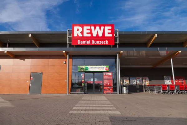 Filial de la cadena alemana de supermercados, REWE — Foto de Stock