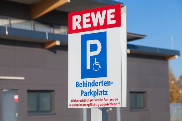 Behindertenparkplatz-Schild am Parkplatz — Stockfoto