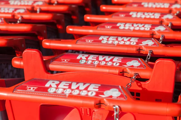 De Boodschappenwagentjes van de Duitse supermarktketen, Rewe — Stockfoto