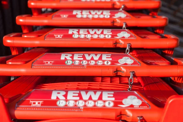 Einkaufswagen der deutschen Supermarktkette Rewe — Stockfoto