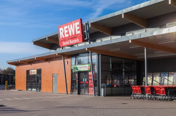 Tochter der deutschen Supermarktkette Rewe — Stockfoto