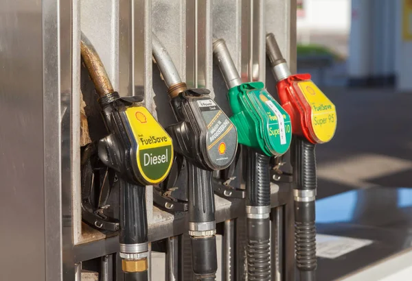 Vullen van sproeiers bij een tankstation van Shell. — Stockfoto