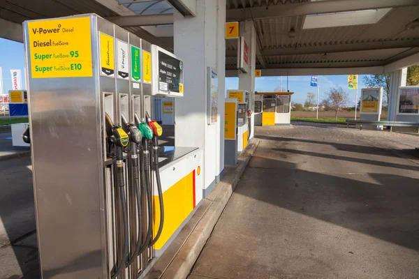 Fyllning munstycken på en Shell bensinstation. — Stockfoto