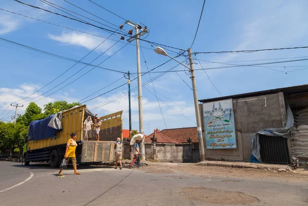 Indonesiska arbetare laddar ris säckar från en lastbil — Stockfoto