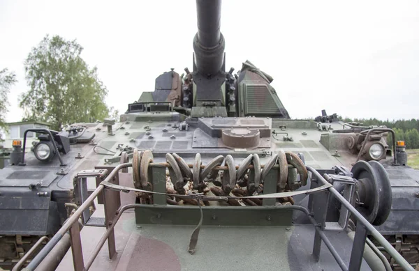 Bir Alman askeri nakliye kamyonu bir tank ile bir zincir kanca — Stok fotoğraf