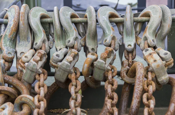 Ganchos en una cadena en un camión de transporte militar alemán —  Fotos de Stock