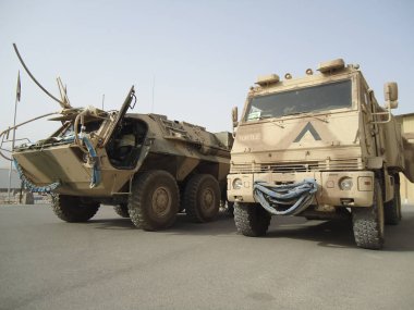 Alman askeri ambulans araç, Duro Yak ve Alman temel marmal hastanede alan üzerinde Fox duruyor