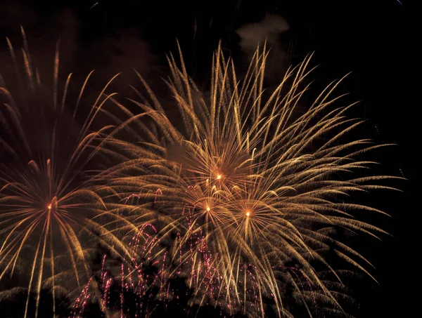 piroteknik ekranda yeni yıl arifesi