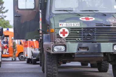Alman Dlrg (Almanca cankurtaran Derneği) kamyon duruyor sel için bekleyen pozisyon