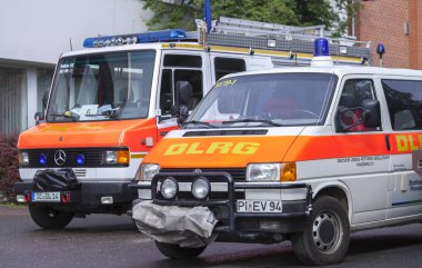 Alman Dlrg (Almanca cankurtaran Derneği) kamyon duruyor sel için bekleyen pozisyon