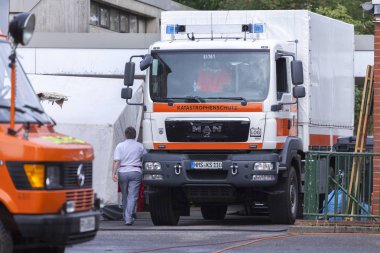 Alman Dlrg (Almanca cankurtaran Derneği) kamyon duruyor sel için bekleyen pozisyon